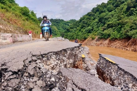 Phương tiện di chuyển nguy hiểm qua đoạn sạt lở.