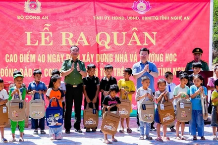 Thứ trưởng Công an Phạm Thế Tùng và Bí thư Tỉnh ủy Nghệ An Nguyễn Đức Trung tặng quà động viên các cháu học sinh xã Mỹ Lý.