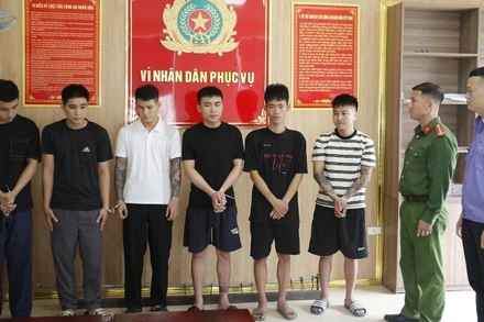 Các đối tượng trong đường dây trộm cắp và tiêu thụ xe gian bị bắt giữ. Ảnh: Công an Nghệ An.