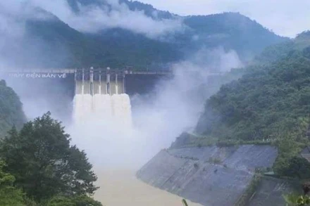 Thủy điện Bản Vẽ xả lũ, điều tiết lưu lượng nước.