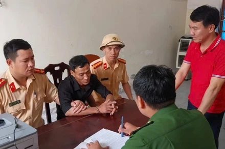 Cơ quan Công an lấy lời khai Phan Công Luân. (Ảnh: Công an Nghệ An)