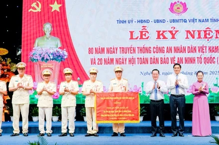 Các đồng chí Thường trực Tỉnh ủy Nghệ An trao Bức trướng tặng Công an tỉnh Nghệ An.