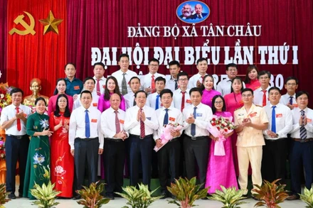 Đồng chí Phan Đình Trạc và các đại biểu cấp tỉnh chúc mừng Ban Chấp hành Đảng bộ xã Tân Châu, nhiệm kỳ 2025-2030.