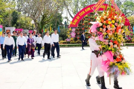 Đồng chí Trần Thanh Mẫn về Khu Di tích quốc gia đặc biệt Kim Liên dâng hoa, dâng hương tưởng niệm Chủ tịch Hồ Chí Minh.