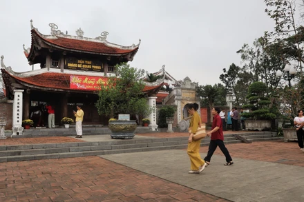 Đền có quy mô lớn, khuôn viên rộng, kiến trúc đẹp; có tòa hạ điện, trung điện, thượng điện, tả vu, hữu vu, cổng tam quan, các đồ lễ tế khí… được phục chế theo văn hóa thời nhà Nguyễn.