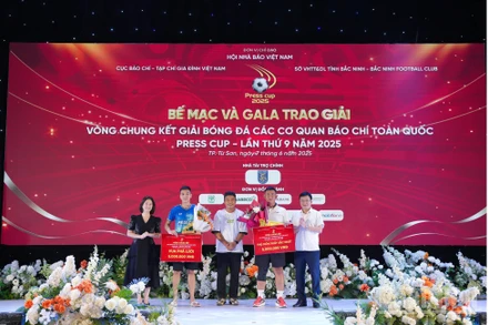 Cựu tuyển thủ đội tuyển Thái Lan Thonglao trao giải Vua phá lưới và giải Thủ môn xuất sắc nhất cho các cầu thủ.