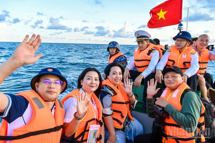 Hành trình 100 nhà báo đến với Trường Sa