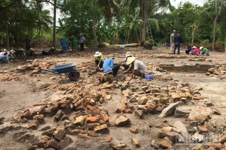 Khai quật di tích nền văn hóa Óc Eo-Ba Thê xã Óc Eo.