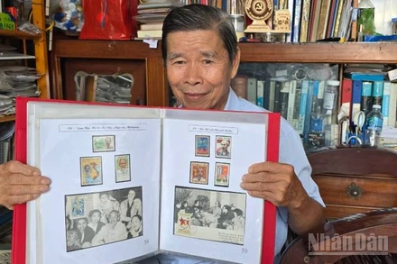 Ông Trần Hữu Huệ đam mê sưu tập tem Bác Hồ.