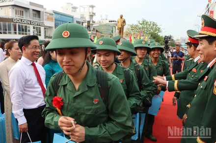 Các thanh niên hăng hái lên đường nhập ngũ.