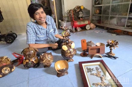 Dương Quý Nghĩa với các mặt hàng làm từ gáo dừa.