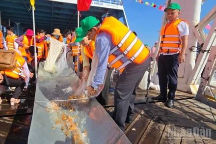 Thả cá ra sông Hậu tái tạo bổ sung nguồn cá tự nhiên.