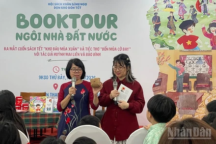 Hai tác giả Huỳnh Mai Liên và Bảo Bình giới thiệu với độc giả nhí quả bàng vuông từ Trường Sa.