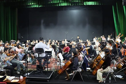 Các nghệ sĩ luyện tập chuẩn bị cho chương trình. (Ảnh: Ban tổ chức)