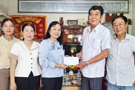 Đồng chí Đỗ Ái Lam, Phó Bí thư Đảng ủy, Chủ tịch Ủy ban nhân dân xã Hòa Bình (tỉnh Cà Mau) đến thăm, tặng quà ông Lý Khol, nguyên Phó Vụ trưởng Vụ Địa phương 3, Ủy ban Dân tộc của Chính phủ. (Ảnh: HỒNG ĐÀO)