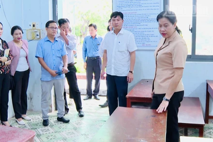 Đồng chí Tô Việt Thu, Thường vụ Tỉnh ủy, Bí thư Đảng ủy phường Bạc Liêu (Cà Mau) và các đồng chí lãnh đạo phường kiểm tra trường, lớp chuẩn bị thật tốt cho năm học mới 2025-2026. (Ảnh HỒNG THƠ)