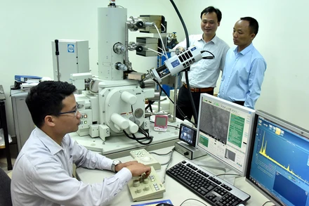 Nghiên cứu sinh nghiên cứu khoa học trong phòng thí nghiệm tại Đại học Bách khoa Hà Nội. (Ảnh: NGUYỄN ĐĂNG)