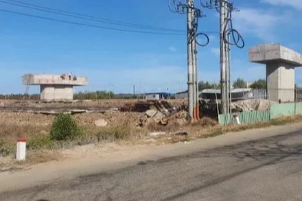 Cơ quan chức năng tỉnh Cà Mau đang khẩn trương làm rõ vụ "hỗ trợ" 2,1 tỷ đồng chuyển đổi nghề cho vợ một Phó Giám đốc ở huyện Đông Hải, tỉnh Bạc Liêu cũ.