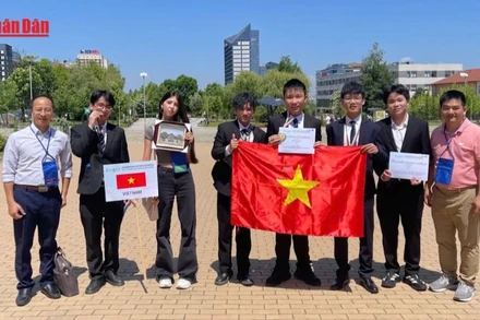 [Video] Học sinh Việt Nam giành 2 Huy chương Vàng Olympic Vật lý châu Âu năm 2025