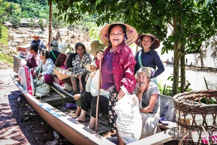 [Ảnh] Miền Tây Nghệ An: Cứu trợ khẩn cấp đến với bản Xiềng Tắm, xã Mỹ Lý sau lũ quét