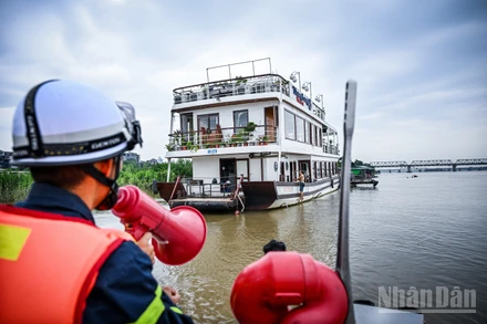 [Ảnh] Công an đường thủy Hà Nội gấp rút phòng chống bão trước giờ G 