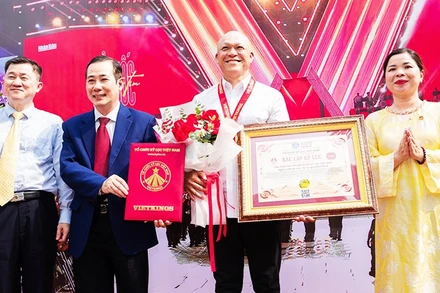 Nhiếp ảnh gia Nguyễn Á nhận kỷ lục Việt Nam