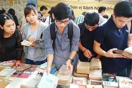 Rất cần các biện pháp khơi dậy văn hóa đọc.