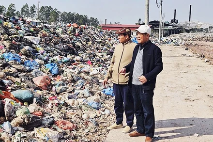 Bãi rác lớn được xử lý khử mùi bằng công nghệ vi sinh mới.