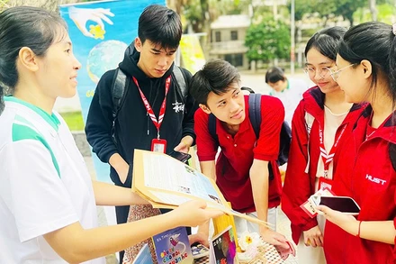 Các sinh viên tham gia hoạt động trải nghiệm của Inner Space.