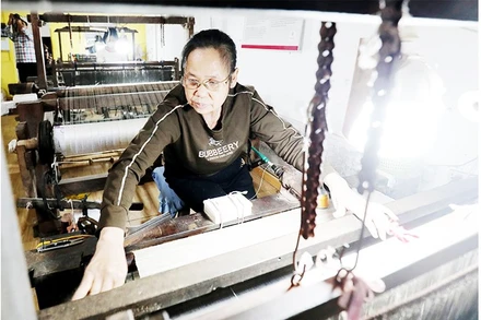 Lao động lớn tuổi giàu kinh nghiệm làm việc tại HTX dệt đũi Nam Cao (Hưng Yên). Ảnh: KHIẾU MINH