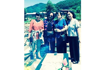 Nhà văn Vũ Thị Hồng (thứ hai từ phải sang) cùng các đồng nghiệp về thăm lại chiến trường xưa, viếng mộ nhà thơ Nguyễn Mỹ ở nghĩa trang Bắc Trà Mi (Đà Nẵng). Ảnh tư liệu