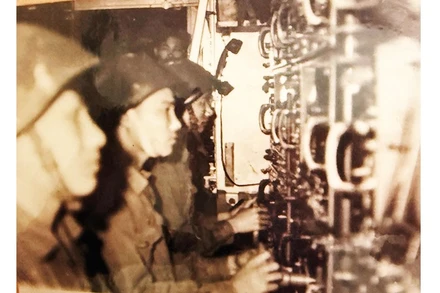 Kíp trắc thủ điều khiển tiểu đoàn 52, Đơn vị Anh hùng Lực lượng vũ trang nhân dân (từ ngoài vào trong: Trần Hay, trắc thủ phương vị; Hoàng Văn Nam, trắc thủ cự ly; Vương Thái Thanh, trắc thủ góc tà).