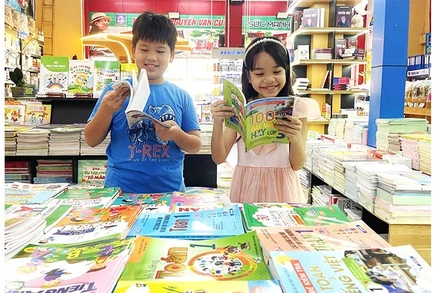 Việc sử dụng một bộ sách giáo khoa đòi hỏi sự sáng tạo hơn nữa trong hoạt động dạy và học. 