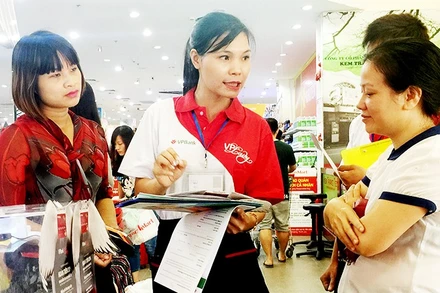 Tư vấn giới thiệu làm thẻ tín dụng tiêu dùng của Ngân hàng VPBank. Ảnh: NAM ANH