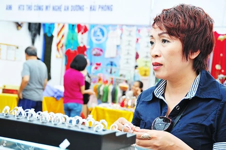 Diễn biến giá bạc tăng nóng trong thời gian ngắn cũng nhanh chóng lan sang thị trường bán lẻ. Ảnh: NAM HẢI