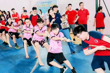 Trò chơi dân gian giúp trẻ được trải nghiệm sinh hoạt nhóm, tập thể và bồi bổ cho tâm hồn những xúc cảm nhân văn.