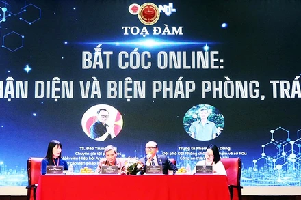 Các chuyên gia chia sẻ kiến thức về phòng, tránh tội phạm online tại buổi tọa đàm.