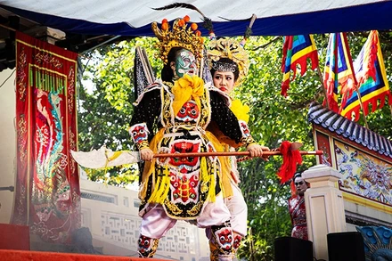 Hết mình trên sân khấu.