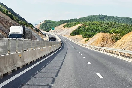 Trục cao tốc Bắc - Nam được đưa vào sử dụng tạo điều kiện cho các doanh nghiệp vận tải hoạt động thuận tiện. Ảnh: NAM ANH