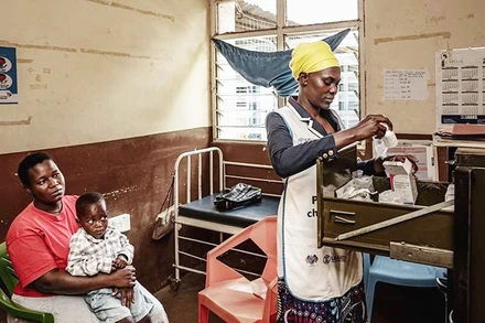 Một trung tâm y tế ứng dụng vaccine từ mRNA ngừa HIV tại Uganda. Ảnh: AP 