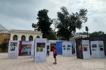 Trưng bày “Di sản văn hóa Việt Nam - Sức sống từ truyền thống đến hiện đại”.