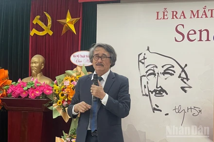 Tiến sĩ mỹ học Thế Hùng tại buổi ra mắt tập thơ.