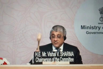 Ông Vishal V. Sharma, Đại sứ, Phái đoàn thường trực của Ấn Độ bên cạnh UNESCO, Chủ tịch Kỳ họp lần thứ 20 Ủy ban Liên chính phủ Công ước 2003 về bảo vệ di sản văn hóa phi vật thể của UNESCO gõ búa ghi danh di sản Nghề làm tranh dân gian Đông Hồ vào Danh sách di sản văn hóa phi vật thể cần bảo vệ khẩn cấp. (Ảnh: Cục Di sản văn hóa cung cấp) 
