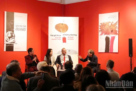 Nhà thơ Nguyễn Quang Thiều và nhà thơ Murad Sadani trò chuyện về hai tập sách với sự dẫn dắt của nhà thơ Hữu Việt. (Ảnh: KHIẾU MINH)