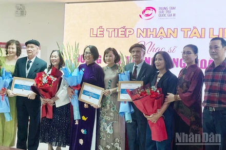 Các nhạc sĩ Hoàng Long, Hoàng Lân cùng gia đình, Tiến sĩ Lê Y Linh và Tiến sĩ Trần Việt Hoa tại buổi lễ trao tặng.