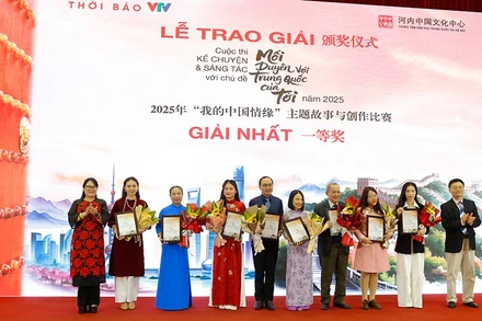 Ban tổ chức trao giải Nhất cho các tác giả dự thi.