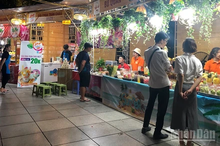 Giới thiệu đặc sản, ẩm thực vùng miền tại một hội chợ.