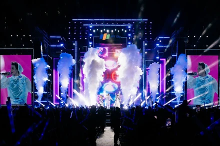 Nghệ sĩ Kay Trần trình diễn trong chương trình. (Ảnh: Ban tổ chức)