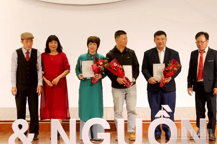 Ba tác giả giành giải A của cuộc thi. (Ảnh: KHIẾU MINH)