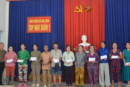 Đại diện câu lạc bộ Lữ hành Unesco Hà Nội trao quà ủng hộ người dân phường Bắc Nha Trang, Thành phố Nha Trang, tỉnh Khánh Hòa. (Ảnh: Câu lạc bộ cung cấp)